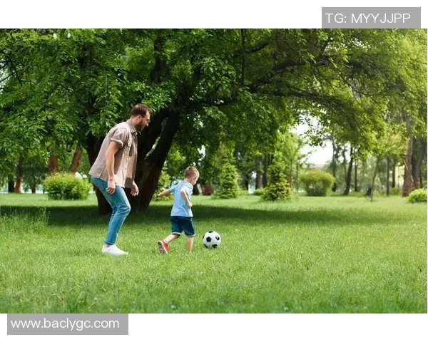 足球明星亲自指导儿子成长之路展现父爱与运动精神的完美结合