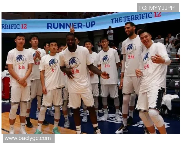 广州篮球队团队协作引发热议球迷对战术配合和球员默契提出不同看法